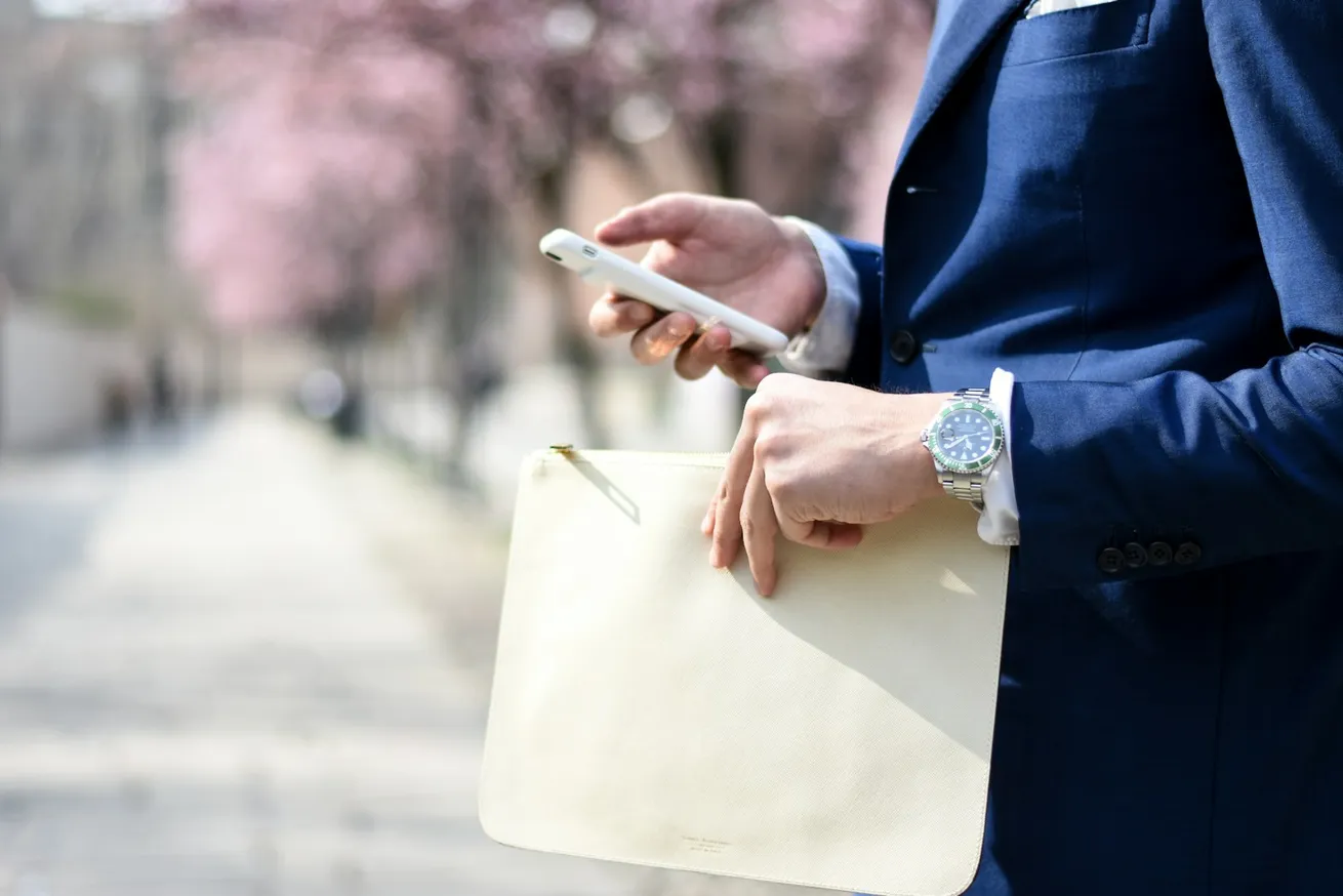 Assinatura digital com envio automático por e-mail, WhatsApp e SMS: vale a pena?